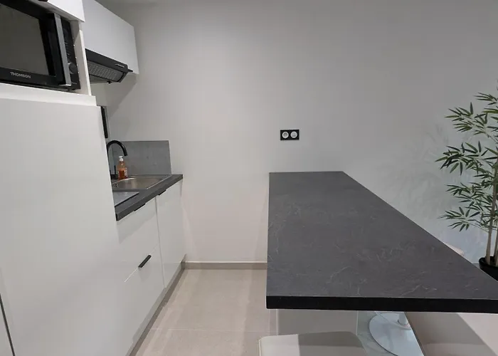 Joli Neuf St Mandrier Sur * سانت-ماندرييه-سور-مير